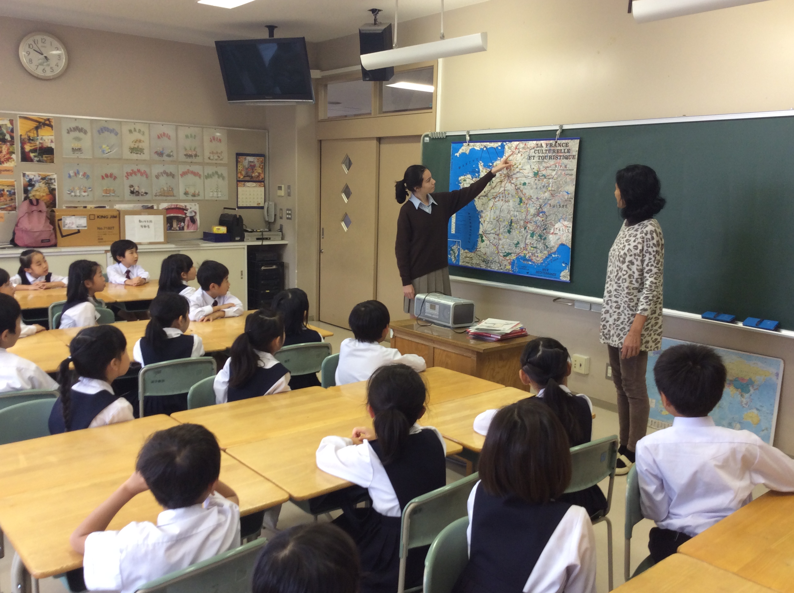 フランスの高校生が小学校の授業に TOPICS 聖ドミニコ学園小学校